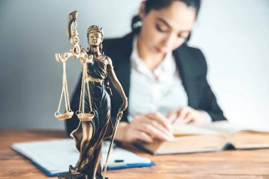 Податковий адвокат в Україні: що він робить і як може допомогти